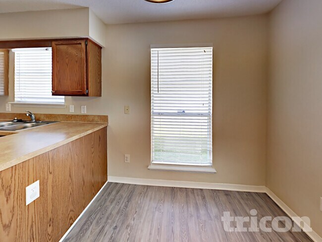 Foto del edificio - 6747 Long Meadow Cir S