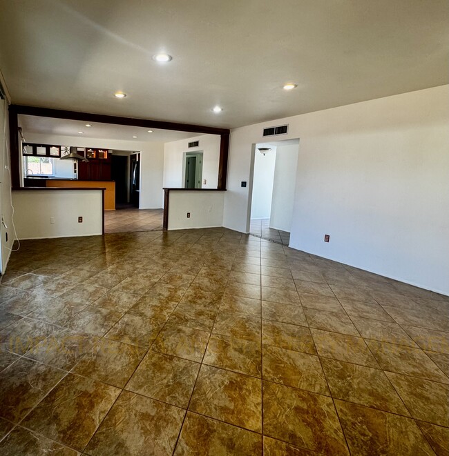 Foto del edificio - 9103 E Holmes St