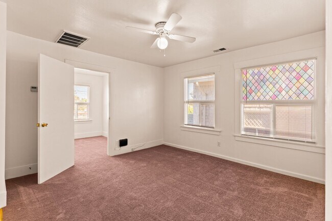 Foto del edificio - Utilities Included! 3 Bedrooms with Bonus Room & Spacious Kitchen