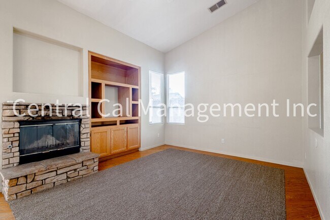 Foto del edificio - 4 Bedroom/3 Bath Home in the Southwest - $2495 per Month!
