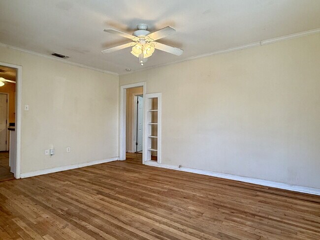 Building Photo - Cute 2/1 Minutes from Tech!