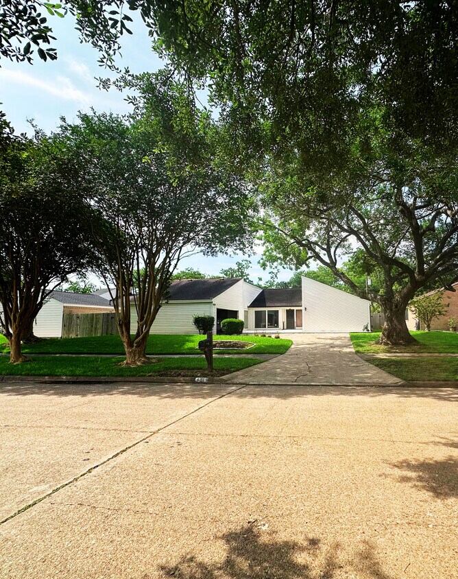 Foto del edificio - 4306 Shady Springs Dr