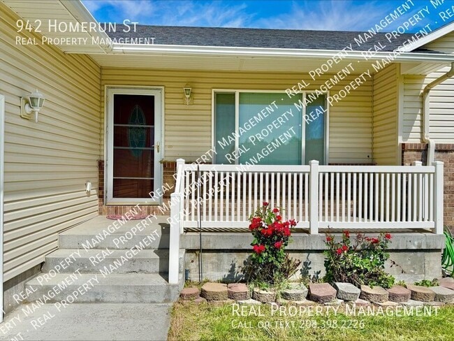 Building Photo - 942 Homerun St