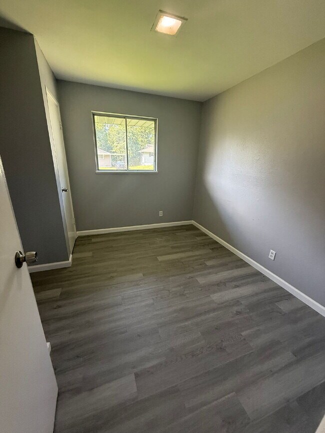 Building Photo - 220 Mc Alpine Dr
