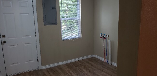 Foto del edificio - 1304 W Walnut Ave