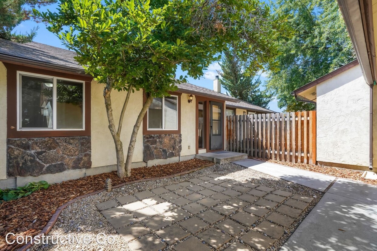 Foto principal - 3 br, 2 bath House - 973 E Congress Street...