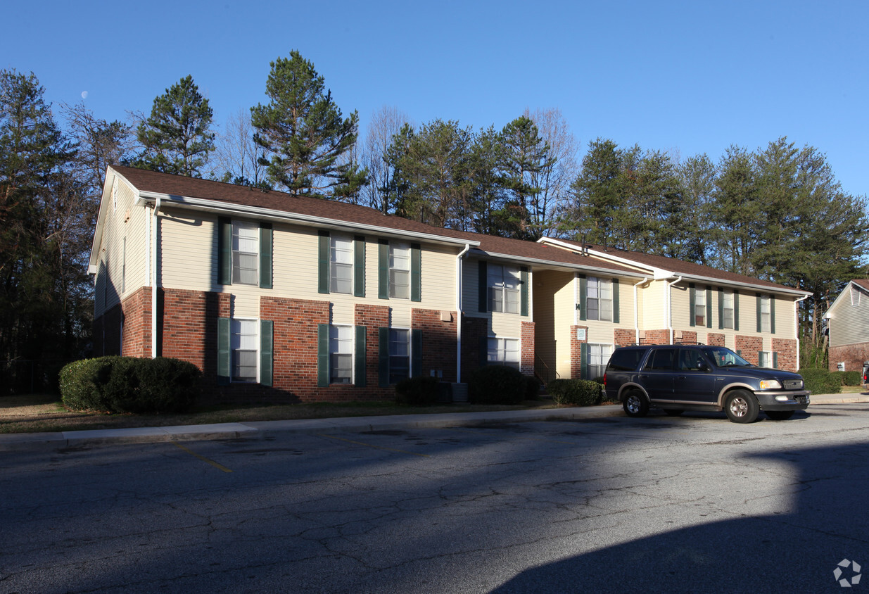 Primary Photo - Lake Forest Apartments