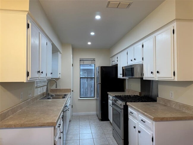 Building Photo - 3907 Rolling Hill