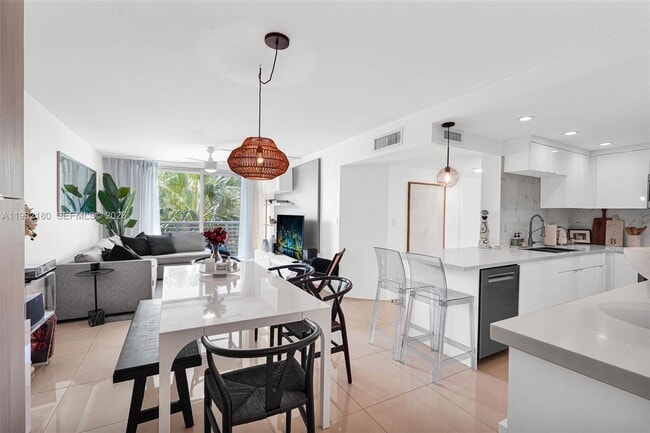 Building Photo - 1605 Bay Rd