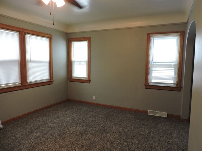 Building Photo - 3 bedroom, 1 bath house