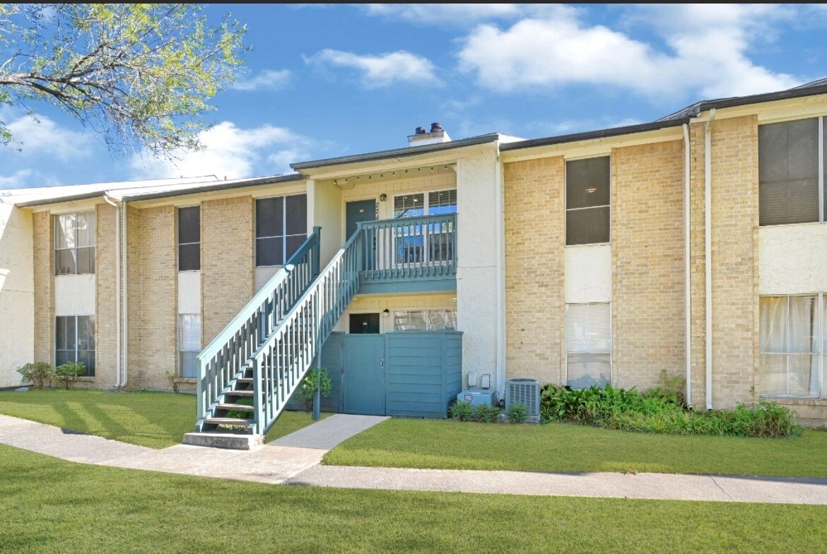 Primary Photo - 250 El Dorado Blvd