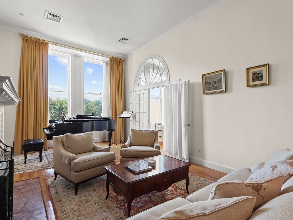 Primary Photo - 120 Beacon St
