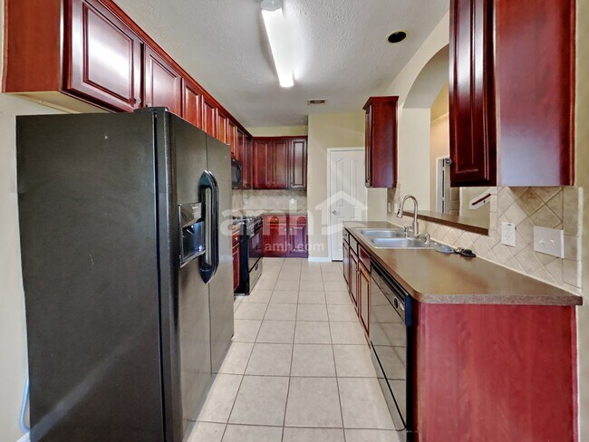 Foto del edificio - 912 Summer Wood Blvd