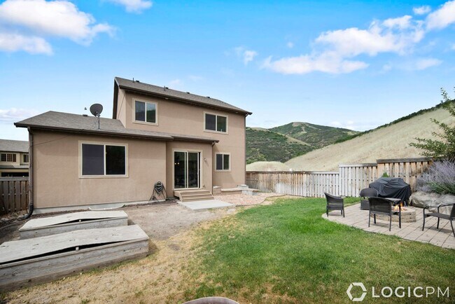 Building Photo - Stunning Single Family Home In Excellent L...