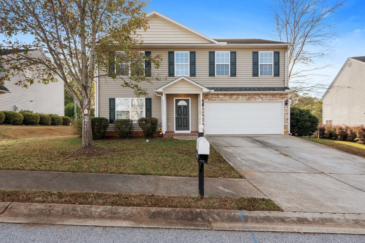 Foto principal - Spacious 5 BR, 2.5 BA, Master BR on Main, ...