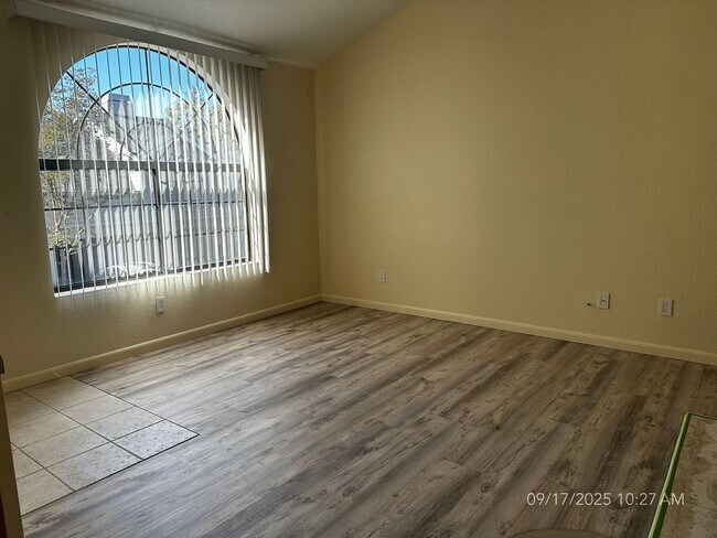Foto del edificio - Upstairs One-bedroom Condo