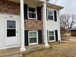 Building Photo - 5806-5810 W Fairview Rd