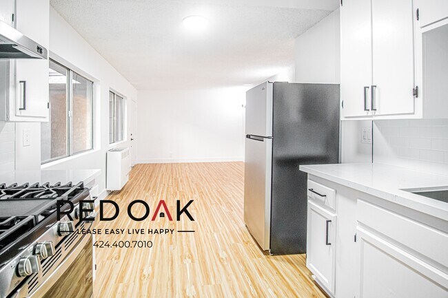 Building Photo - Fantastic, Bright, Spacious, and Completel...