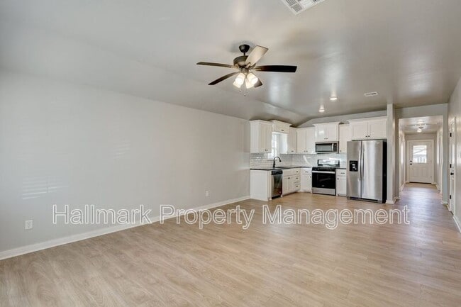 Foto del edificio - 719 Ivy Ln
