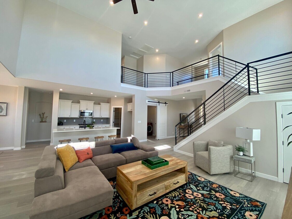 Foto principal - 5 br, 2.5 bath House - 661 N Sandy Talus D...