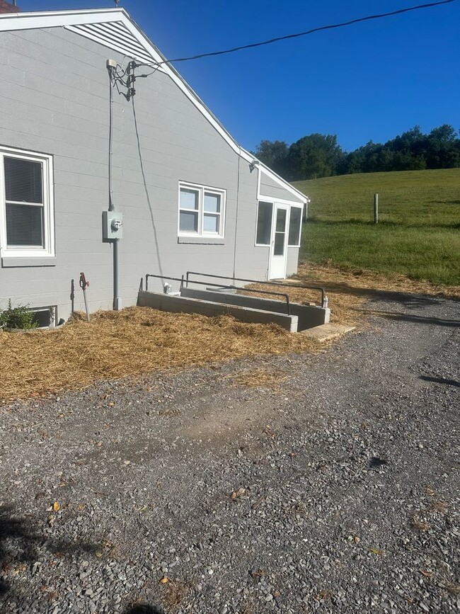 Building Photo - Cute 2BR, 1 Ba cottage in the country - Ne...