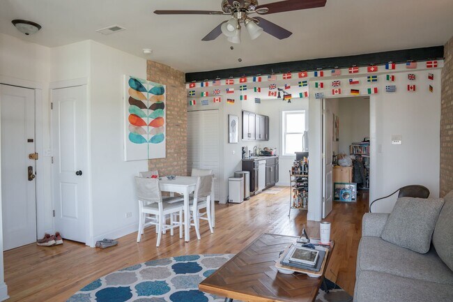Foto del edificio - Albany Park - 2 Bed / 1 Bath - Laundry In-Unit w/ Central Heat