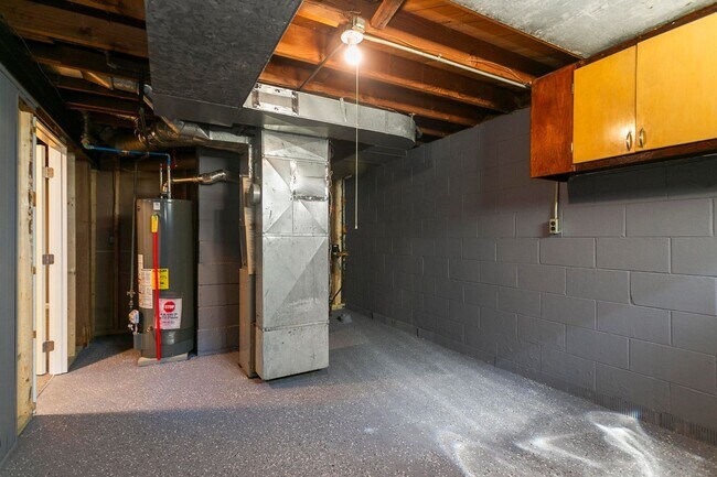 Building Photo - 4 Bedroom Single Family
