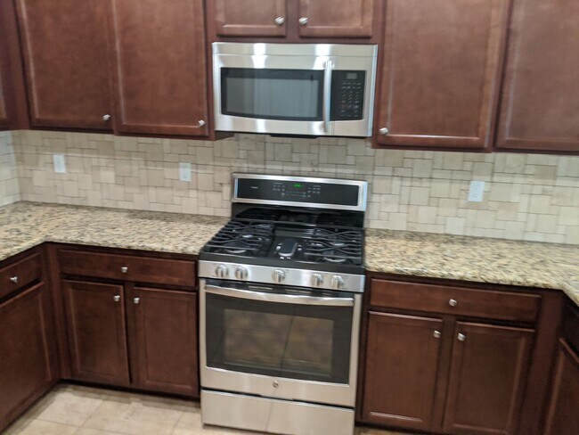 Foto del edificio - Newer construction home with open floor plan and nice upgrades. Clovis unified schools.