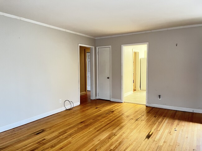Foto del edificio - 132 Mayflower Rd