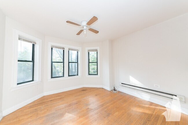 Foto del edificio - 3839 N Greenview Ave