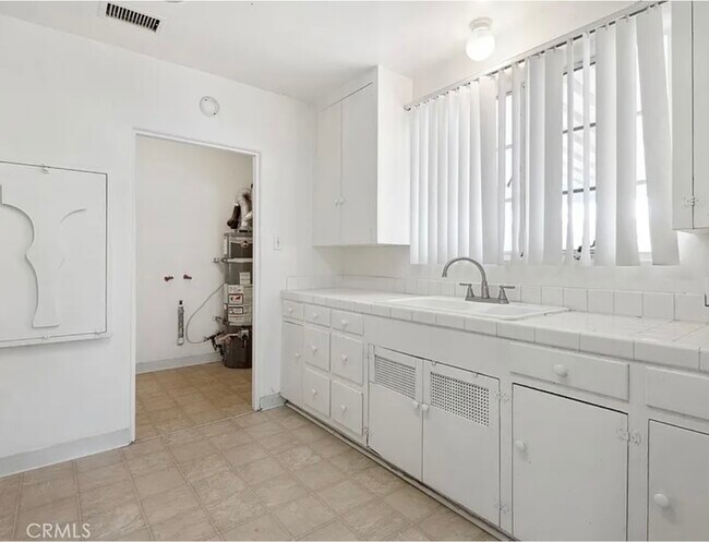 Building Photo - 331 W 25th St