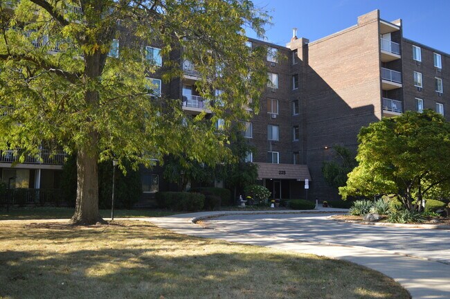 Building Photo - 225 S Rohlwing Rd