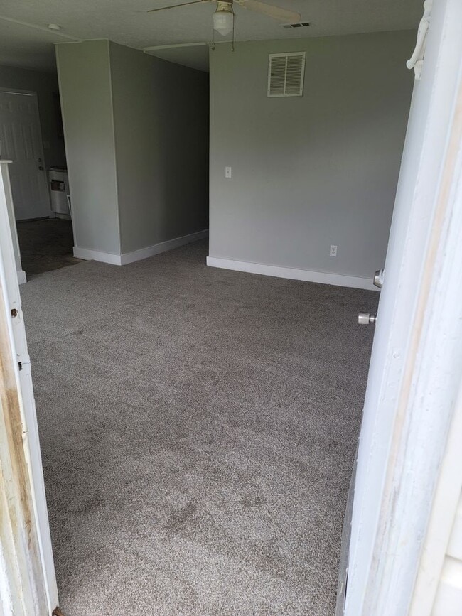 Building Photo - 4 Bedroom 1 Bathroom Single Family Home. C...