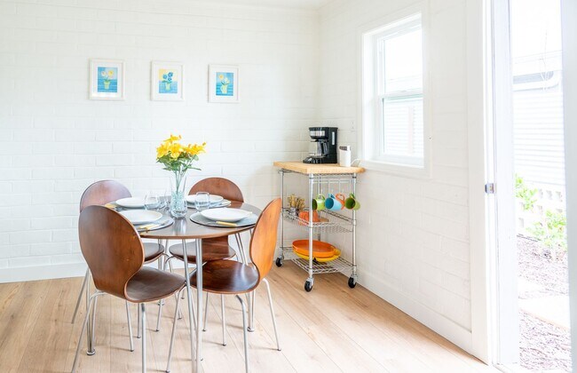 Foto del edificio - Enjoy stunning sunsets and beach living at its finest, Short Walk to Beach