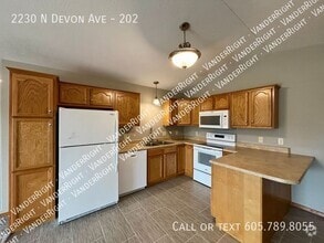 Building Photo - 2230 Devon Ave
