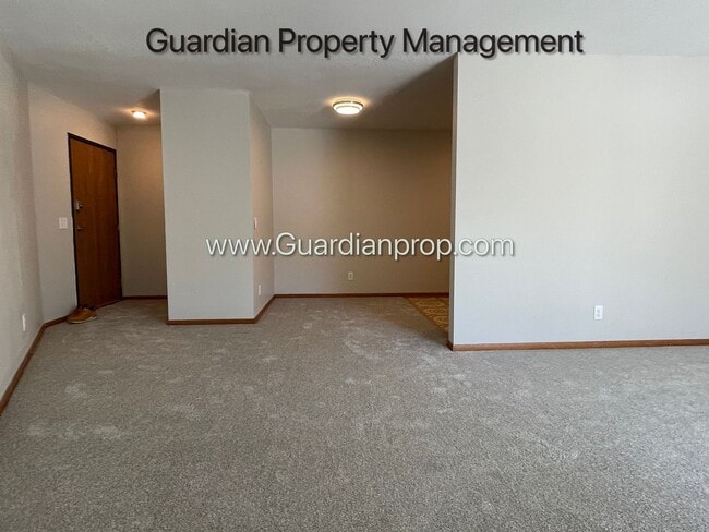 Building Photo - Top Floor with Balcony, Garage Available, ...