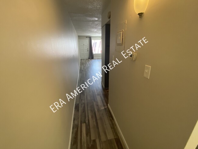 Building Photo - 210 Pelham Rd