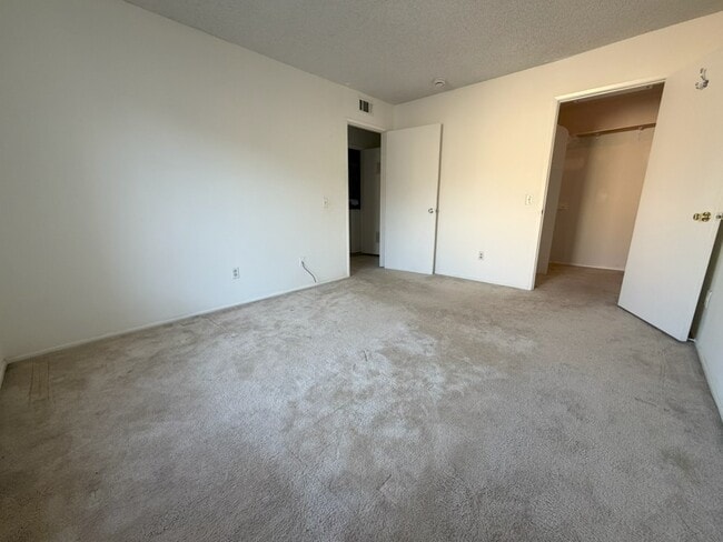 Building Photo - 2339 Lillyvale Ave