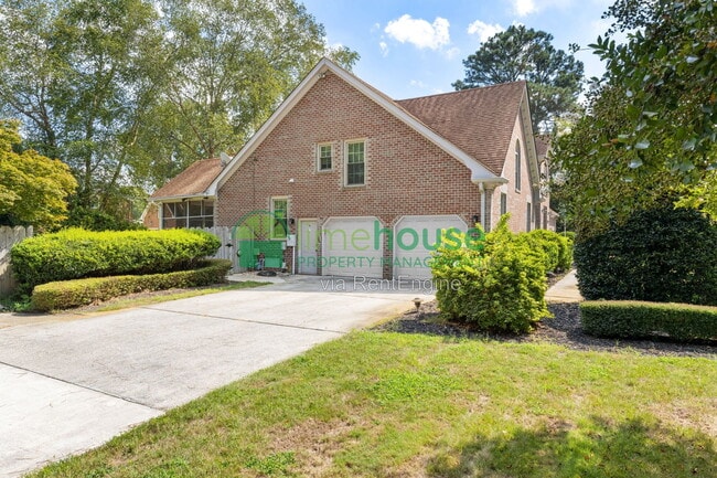 Foto del edificio - 948 Forest Lakes Cir