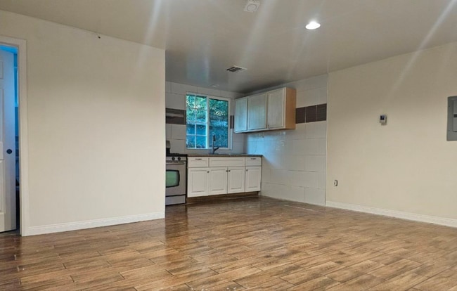 Building Photo - 1042 Hollister St