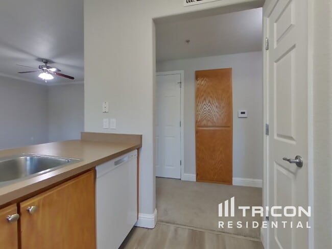 Foto del edificio - 10001 Woodcreek Oaks Blvd