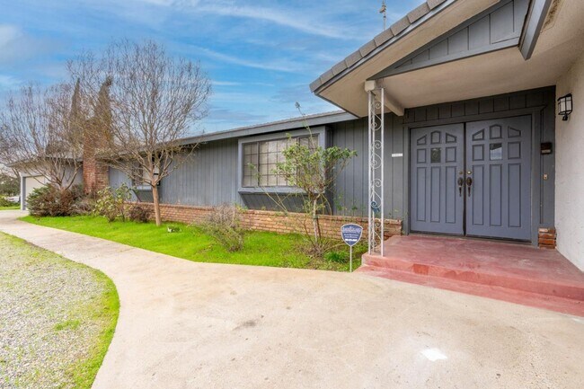 Building Photo - 3 br, 2.5 bath House - 6549 N Locan Ave