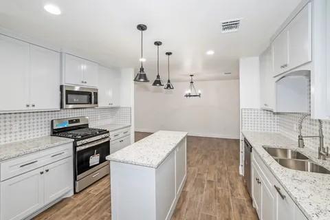 Foto del edificio - 7609 Woodford Ave