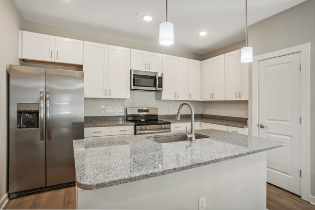 Building Photo - Oak Tree Apartments and Townhomes