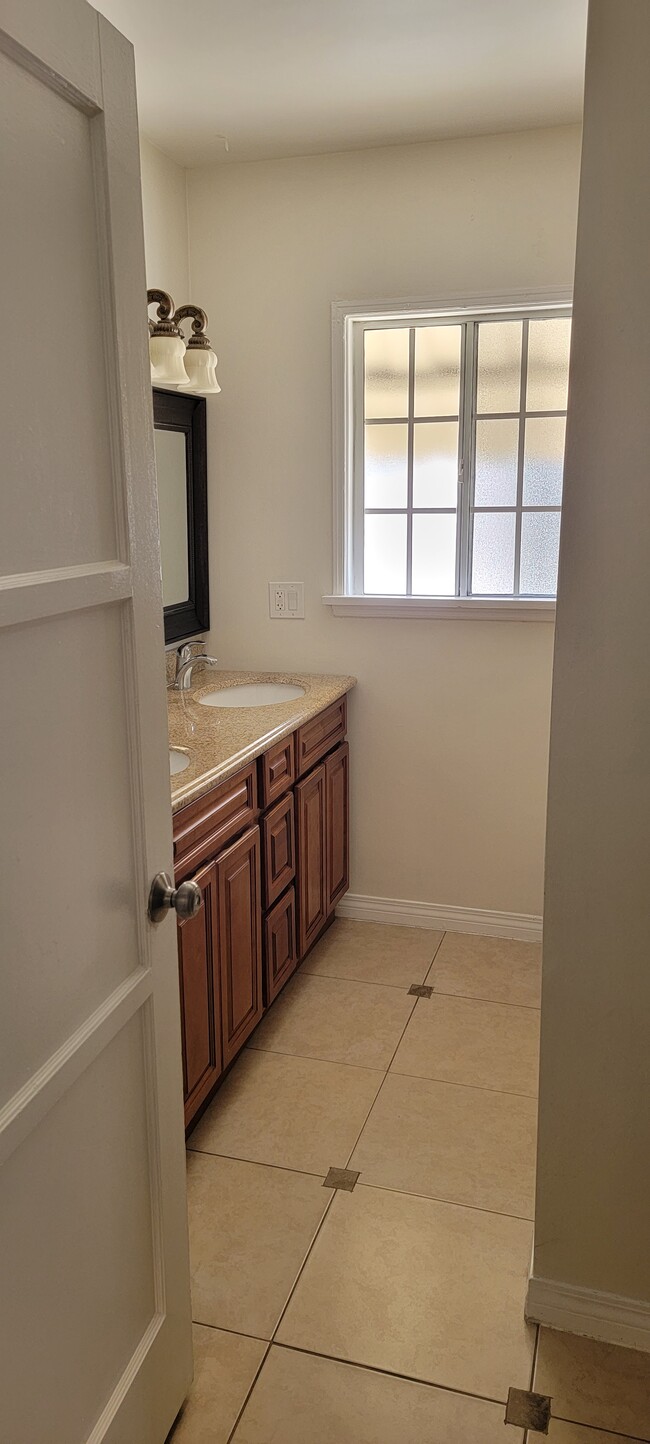 Full bathroom withvtub and standing shower - 1417 Milton Ave