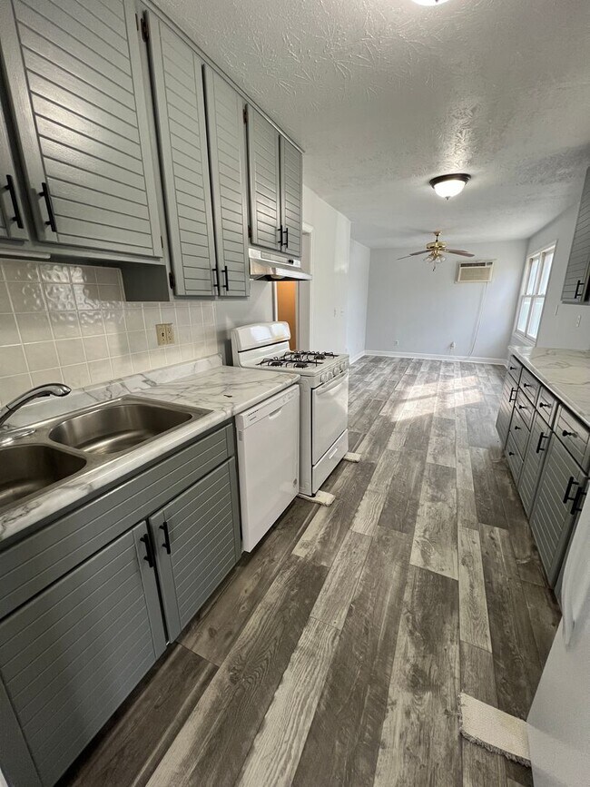 Building Photo - 3 Bedroom, 1 Bath, 1 Level Home for Rent