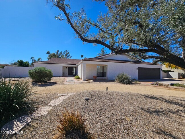 Building Photo - 4929 E Sunnyside Dr