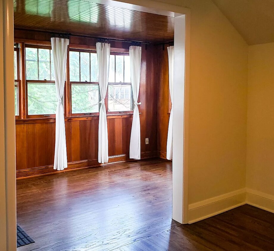 Foto principal - 2107 Grand St NE