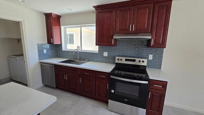 Building Photo - 10931 Hayvenhurst Ave