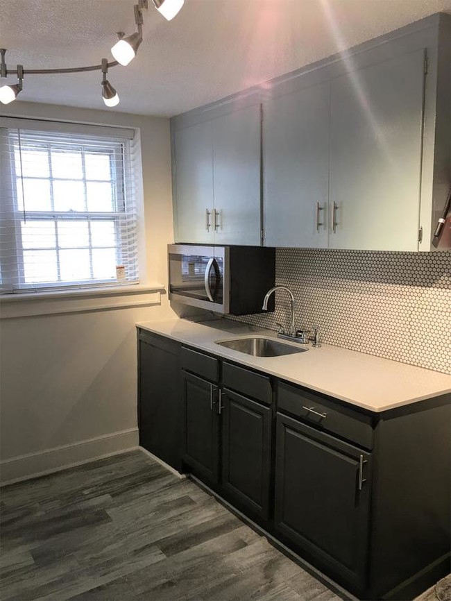 Building Photo - Remodeled Downtown Apartment